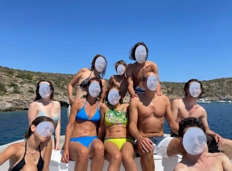 Groupe d’amis en croisière privée en voilier en Grèce