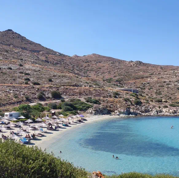 Plage de Karystos dans le golfe d'Eubée lors d'une croisière en voilier en Grèce