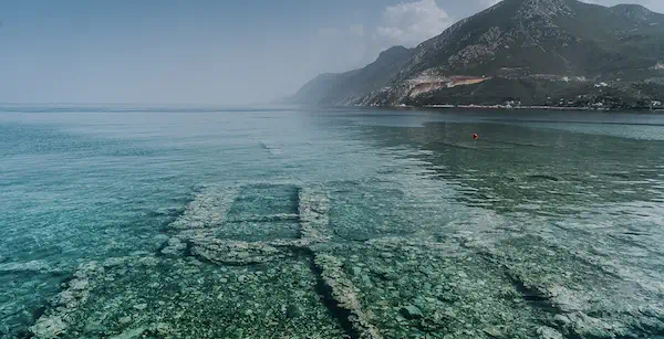 Vestiges de la cité engloutie d'Épidaure observés en snorkeling depuis le mouillage dans le golfe Saronique.